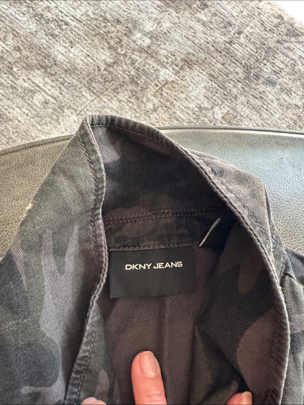 Women’s camo print zip up utility jacket/blazer. Cute with a fitted style.